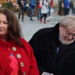 Sandomierz. Festiwal Filmów - Spotkań Niezwykłych. Odsłonięcie ławeczek Anny Dymnej i Janusza Kondratiuka. Anna Dymna i maż Krzysztof Orzechowski / Stanisław Blinstrub / Radio Kielce