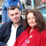 Sandomierz. Festiwal Filmów - Spotkań Niezwykłych. Odsłonięcie ławeczek Anny Dymnej i Janusza Kondratiuka. Na zdjęciu: Marcin Marzec - burmistrz Sandomierza i Anna Dymna / Stanisław Blinstrub / Radio Kielce