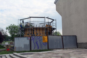 Busko-Zdrój. Budowa dzwonnicy przy kościele św. Brata Alberta / Marta Gajda / Radio Kielce