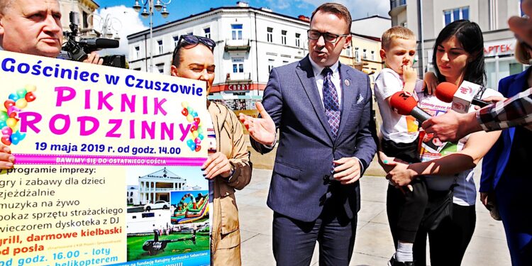 Na zdjęciu: poseł Michał Cieślak, 4,5-letni Sebastian i Katarzyna Krzemińska - mama Sebastiana / Jarosław Kubalski / Radio Kielce