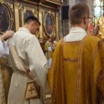 Święcenia diakonatu. Diakoni otrzymują stułę i dalmatykę / Marlena Płaska / Radio Kielce