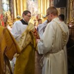 Święcenia diakonatu. Diakoni otrzymują stułę i dalmatykę / Marlena Płaska / Radio Kielce