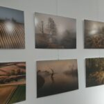 „To tu. Moje Świętokrzyskie”. Wystawa prac Tomasza Batora i Pawła Jagiełło w OMPiO / Dorota Klusek / Radio Kielce