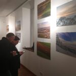 „To tu. Moje Świętokrzyskie”. Wystawa prac Tomasza Batora i Pawła Jagiełło w OMPiO / Dorota Klusek / Radio Kielce