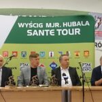 Konferencja przed XIV Wyścigiem Majora Hubala Sante Tour. Na zdjęciu (od lewej): Waldemar Sikora - burmistrz Buska-Zdroju, Andrzej Sypytkowski - dyrektor wyścigu, Robert Płaszewski - UMiG Kazimierza Wielka i red. Włodzimierz Rezner / Jakub Rożek / Radio Kielce