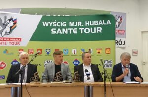 Konferencja przed XIV Wyścigiem Majora Hubala Sante Tour. Na zdjęciu (od lewej): Waldemar Sikora - burmistrz Buska-Zdroju, Andrzej Sypytkowski - dyrektor wyścigu, Robert Płaszewski - UMiG Kazimierza Wielka i red. Włodzimierz Rezner / Jakub Rożek / Radio Kielce