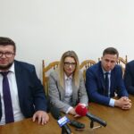 Na zdjęciu (od lewej): Piotr Rogula - prezes spółki Port Lotniczy Kielce, Joanna Winiarska - radna miasta Kielce, Kamil Suchański - przewodniczący rady miasta Kielce i Marcin Perz - prezes Specjalnej Strefy Ekonomicznej "Starachowice" / Robert Szumielewicz / Radio Kielce