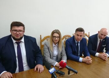 Na zdjęciu (od lewej): Piotr Rogula - prezes spółki Port Lotniczy Kielce, Joanna Winiarska - radna miasta Kielce, Kamil Suchański - przewodniczący rady miasta Kielce i Marcin Perz - prezes Specjalnej Strefy Ekonomicznej "Starachowice" / Robert Szumielewicz / Radio Kielce