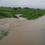 23.05.2019 Powiat pińczowski. Podtopienia po ulewach. Woda wdziera się na drogę Chroberz - Gacki / Marta Gajda / Radio Kielce