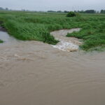 23.05.2019 Powiat pińczowski. Podtopienia po ulewach. Woda wdziera się na drogę Chroberz - Gacki / Marta Gajda / Radio Kielce