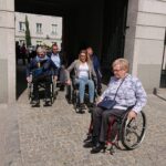 Radni jeżdżąc na wózkach inwalidzkich sprawdzili czy centrum Kielc jest przystosowane do potrzeb osób niepełnosprawnych / Wiktor Dziarmaga / Radio Kielce