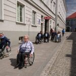 Radni jeżdżąc na wózkach inwalidzkich sprawdzili czy centrum Kielc jest przystosowane do potrzeb osób niepełnosprawnych / Wiktor Dziarmaga / Radio Kielce