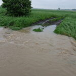 23.05.2019 Powiat pińczowski. Podtopienia po ulewach. Woda wdziera się na drogę Chroberz - Gacki / Marta Gajda / Radio Kielce