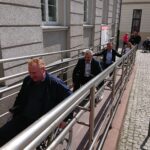 Radni jeżdżąc na wózkach inwalidzkich sprawdzili czy centrum Kielc jest przystosowane do potrzeb osób niepełnosprawnych / Wiktor Dziarmaga / Radio Kielce