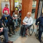 Radni jeżdżąc na wózkach inwalidzkich sprawdzili czy centrum Kielc jest przystosowane do potrzeb osób niepełnosprawnych / Wiktor Dziarmaga / Radio Kielce