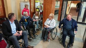 Radni jeżdżąc na wózkach inwalidzkich sprawdzili czy centrum Kielc jest przystosowane do potrzeb osób niepełnosprawnych / Wiktor Dziarmaga / Radio Kielce