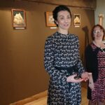 Wernisaż wystawy Moniki Łesyszak "Powrót do korzeni". na zdj. wicedyrektor Muzeum Przyrody i Techniki Wioletta Sobieraj i autorka prac Monika Łesyszak / Anna Głąb / Radio Kielce