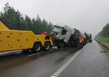 Wypadek ciężarówki w miejscowości Zalezianka / Monika Miller / Radio Kielce
