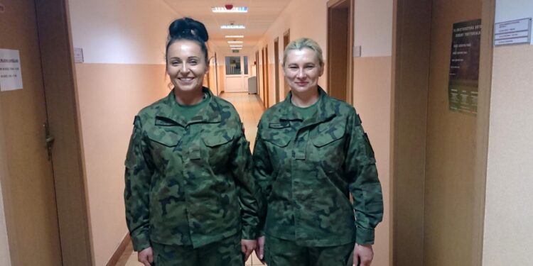 Na zdjęciu (od lewej): szeregowa Ewelina Klimczak, Szeregowa Wioletta Witkowska z 10. Brygady Obrony Terytorialnej / Monika Miller / Radio Kielce