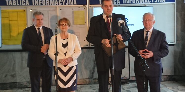 Na zdjęciu (od pewej): Krzysztof Lipiec - poseł PiS, Tomasz Miszczuk - zarząd PKP SA, Maria Zuba - posłanka PiS / Anna Głąb / Radio Kielce
