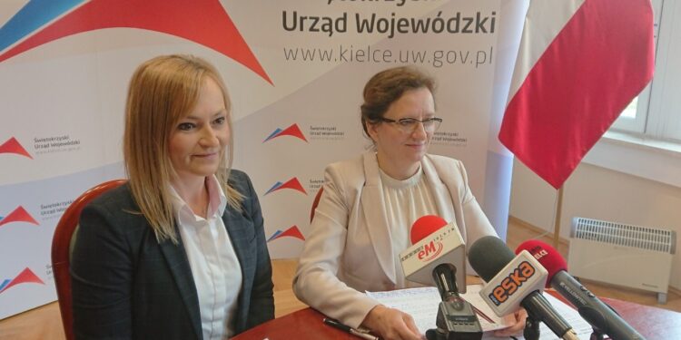 Na zdjęciu (od lewej): Ewa Kopolovets - dyrektor Wydziału Polityki Społecznej i Zdrowia i Agata Wojtyszek - wojewoda świętokrzyski / Iwona Murawska / Radio Kielce