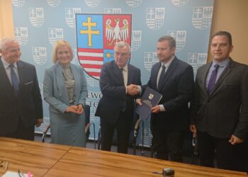 Podpisanie umów na wsparcie seniorów i osób niepełnosprawnych dla kilku gmin w Świętokrzyskiem przy udziale Renaty Janik - wicemarszałka województwa świętokrzyskiego oraz Andrzeja Bętkowskiego – marszałka województwa świętokrzyskiego / Iwona Murawska / Radio Kielce