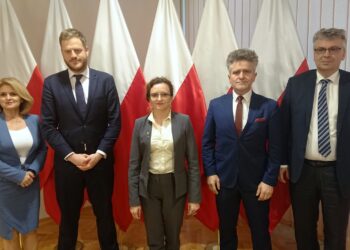 Od lewej: Małgorzata Kiebzak - dyrektor świętokrzyskiego oddziału NFZ, Janusz Cieszyński -wiceminister zdrowia, Agata Wojtyszek - wojewoda świętokrzyski, Krzysztof Słoń - senator PiS i Grzegorz Fitas - kardiolog / Iwona Murawska / Radio Kielce