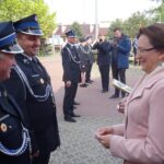 Mirzec, Gminne Święto Strażaka połączone z przekazaniem nowego wozu dla OSP. Dokumenty do nowego wozu przekazuje wojewoda Agata Wojtyszek / Anna Głąb / Radio Kielce