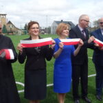 Otwarcie boiska wielofunkcyjnego przy Szkole Podstawowej. Od lewej: ks. Szymon Krasula, wojewoda Agata Wojtyszek, wiceminister Anna Krupka, wójt Marek Wojtas, przewodniczący Rady Gminy Henryk Więcław / Anna Głąb / Radio Kielce