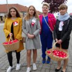 Jędrzejów. Warsztaty robienia kotylionów / Ewa Pociejowska - Gawęda / Radio Kielce