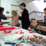 Jędrzejów. Warsztaty robienia kotylionów / Ewa Pociejowska - Gawęda / Radio Kielce