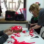 Jędrzejów. Warsztaty robienia kotylionów / Ewa Pociejowska - Gawęda / Radio Kielce