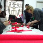 Jędrzejów. Warsztaty robienia kotylionów / Ewa Pociejowska - Gawęda / Radio Kielce