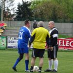 Jędrzejów. Charytatywny mecz pracowników Urzędu Miejskiego w Jędrzejowie i Starostwa Powiatowego w Jędrzejowie. Na zdjęciu (od lewej): Paweł Fatyna - starosta jędrzejowski i Marcin Piszczek - burmistrz Jędrzejowa / Ewa Pociejowska - Gawęda / Radio Kielce