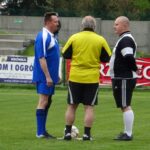 Jędrzejów. Charytatywny mecz pracowników Urzędu Miejskiego w Jędrzejowie i Starostwa Powiatowego w Jędrzejowie. Na zdjęciu (od lewej): Paweł Fatyna - starosta jędrzejowski i Marcin Piszczek - burmistrz Jędrzejowa / Ewa Pociejowska - Gawęda / Radio Kielce