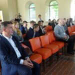 Starachowice. Wyjazdowa sesja Młodzieżowego Sejmiku Województwa Świętokrzyskiego. Na zdjęciu (po lewej): Andrzej Pruś - przewodniczący sejmiku województwa / Anna Głąb / Radio Kielce