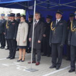 Uroczysta zmiana służby na placu przed jednostką ratowniczo-gaśniczą nr 3. Od lewej: st. bryg. Robert Sabat, zastępca Świętokrzyskiego Komendanta Wojewódzkiego Państwowej Straży Pożarnej, Agata Wojtyszek - wojewoda świętokrzyski i Krzysztof Słoń - senator PiS / Monika Miller / Radio Kielce