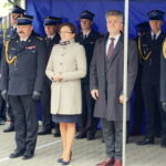 Uroczysta zmiana służby na placu przed jednostką ratowniczo-gaśniczą nr 3. Od lewej: Od lewej: st. bryg. Robert Sabat - zastępca Świętokrzyskiego Komendanta Wojewódzkiego Państwowej Straży Pożarnej, Agata Wojtyszek - wojewoda świętokrzyski i Krzysztof Słoń - senator PiS / Monika Miller / Radio Kielce