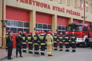 Uroczysta zmiana służby na placu przed jednostką ratowniczo-gaśniczą nr 3 / Monika Miller / Radio Kielce