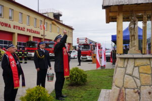 Poświęcenie kapliczki na terenie jednostki ratowniczo-gaśniczej nr 3 / Monika Miller / Radio Kielce