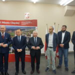 Chęciny. Prezentacja nowego najemcy w Centrum Logistycznym. Na zdjęciu (od lewej): Marcin Perz – prezes SSE Starachowice, Robert Jaworski – burmistrz Chęcin, poseł Krzysztof Lipiec, Krzysztof Nitsch, Dariusz Maj – przedstawiciel myBOX i Miłosz Pamuła – wiceprezes SSE Starachowice / Michał Kita / Radio Kielce