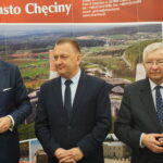 Chęciny. Prezentacja nowego najemcy w Centrum Logistycznym. Na zdjęciu (od lewej): Marcin Perz – prezes SSE Starachowice, Robert Jaworski – burmistrz Chęcin, poseł Krzysztof Lipiec / Michał Kita / Radio Kielce