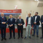 Chęciny. Prezentacja nowego najemcy w Centrum Logistycznym. Na zdjęciu (od lewej): Marcin Perz – prezes SSE Starachowice, Robert Jaworski – burmistrz Chęcin, poseł Krzysztof Lipiec, Krzysztof Nitsch, Dariusz Maj – przedstawiciel myBOX i Miłosz Pamuła – wiceprezes SSE Starachowice / Michał Kita / Radio Kielce