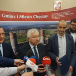 Chęciny. Prezentacja nowego najemcy w Centrum Logistycznym. Na zdjęciu (od lewej): Robert Jaworski – burmistrz Chęcin, poseł Krzysztof Lipiec, Krzysztof Nitsch i Dariusz Maj – przedstawiciel myBOX / Michał Kita / Radio Kielce