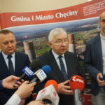 Chęciny. Prezentacja nowego najemcy w Centrum Logistycznym. Na zdjęciu (od lewej): Robert Jaworski – burmistrz Chęcin, poseł Krzysztof Lipiec, Krzysztof Nitsch i Dariusz Maj – przedstawiciel myBOX / Michał Kita / Radio Kielce