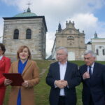 Podpisanie deklaracji świętokrzyskiej w sprawie ochrony wartości chrześcijańskich. Od lewej: Agata Wojtyszek - wojewoda świętokrzyski, Anna Krupka - wiceminister sportu i turystyki, Krzysztof Lipiec - poseł PiS, Andrzej Bętkowski - marszałek województwa / Wiktor Dziarmaga / Radio Kielce