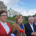 Podpisanie deklaracji świętokrzyskiej w sprawie ochrony wartości chrześcijańskich. Od lewej: Agata Wojtyszek - wojewoda świętokrzyski, Anna Krupka - wiceminister sportu i turystyki, Krzysztof Lipiec - poseł PiS, Andrzej Bętkowski - marszałek województwa / Wiktor Dziarmaga / Radio Kielce