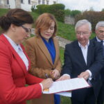 Podpisanie deklaracji świętokrzyskiej w sprawie ochrony wartości chrześcijańskich. Od lewej: Agata Wojtyszek - wojewoda świętokrzyski, Anna Krupka - wiceminister sportu i turystyki, Krzysztof Lipiec - poseł PiS, Andrzej Bętkowski - marszałek województwa / Wiktor Dziarmaga / Radio Kielce