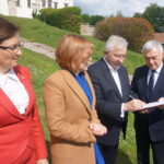 Podpisanie deklaracji świętokrzyskiej w sprawie ochrony wartości chrześcijańskich. Od lewej: Agata Wojtyszek - wojewoda świętokrzyski, Anna Krupka - wiceminister sportu i turystyki, Krzysztof Lipiec - poseł PiS, Andrzej Bętkowski - marszałek województwa / Wiktor Dziarmaga / Radio Kielce