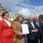 Podpisanie deklaracji świętokrzyskiej w sprawie ochrony wartości chrześcijańskich. Od lewej: Agata Wojtyszek - wojewoda świętokrzyski, Anna Krupka - wiceminister sportu i turystyki, Krzysztof Lipiec - poseł PiS, Andrzej Bętkowski - marszałek województwa / Wiktor Dziarmaga / Radio Kielce